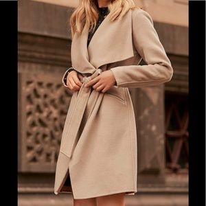 No sleeve coat with cape in beige